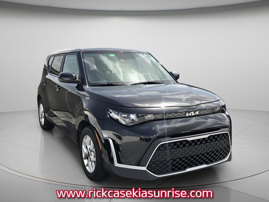 Used 2023 Kia Soul LX w/ Option Group 015 FWD image 3