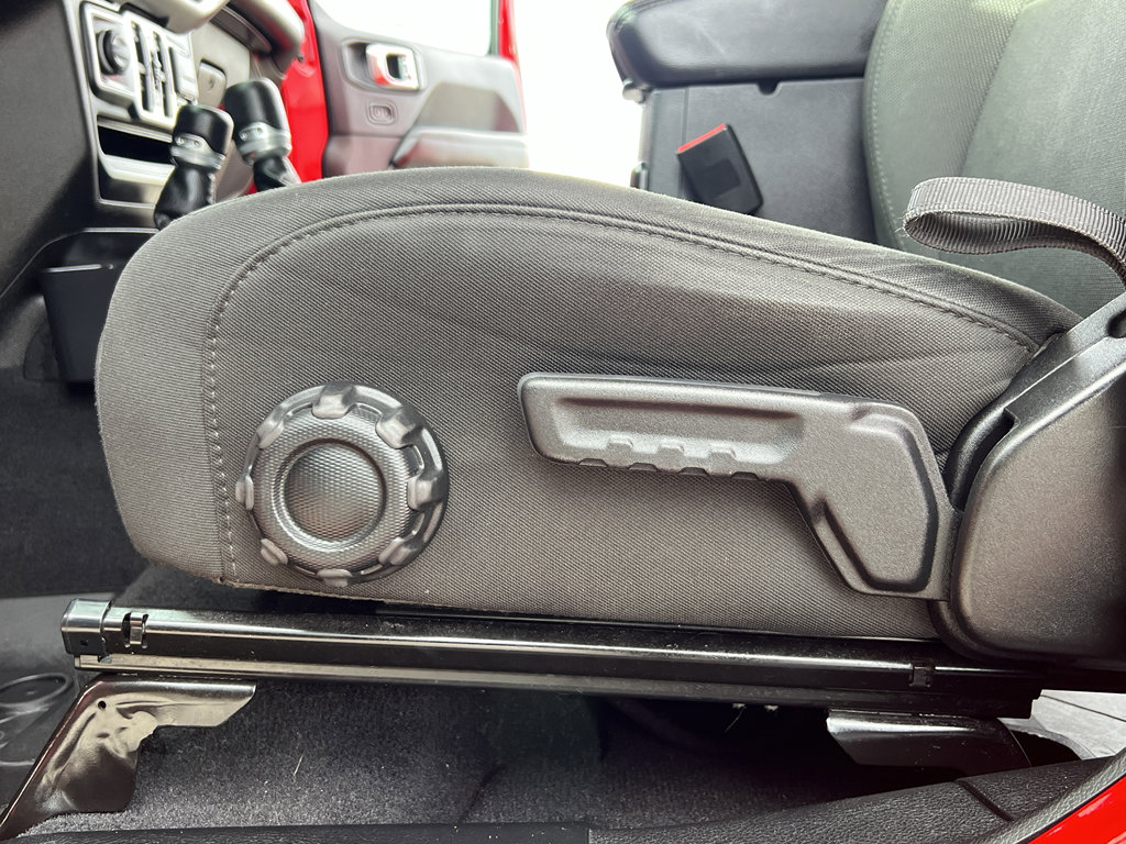 Used 2018 Jeep Wrangler Unlimited Sahara w/ Cold Weather Group image 18