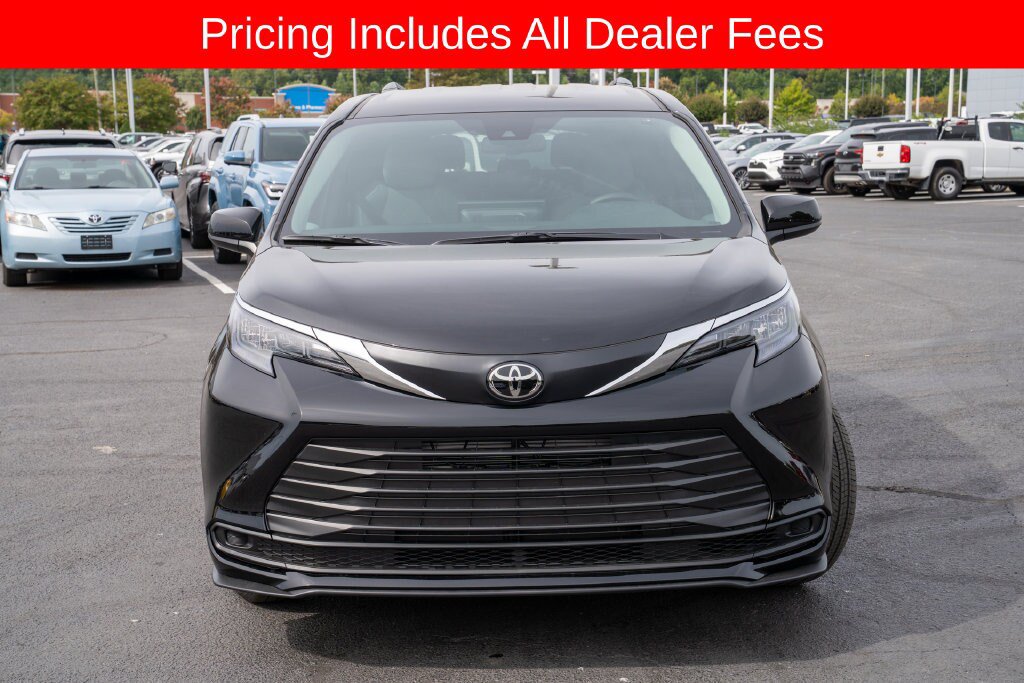 New 2026 Toyota Sienna LE FWD image 2