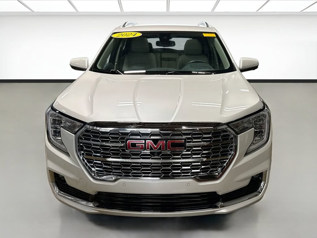 Used 2024 GMC Terrain Denali w/ Denali Premium Package AWD/4WD image 2