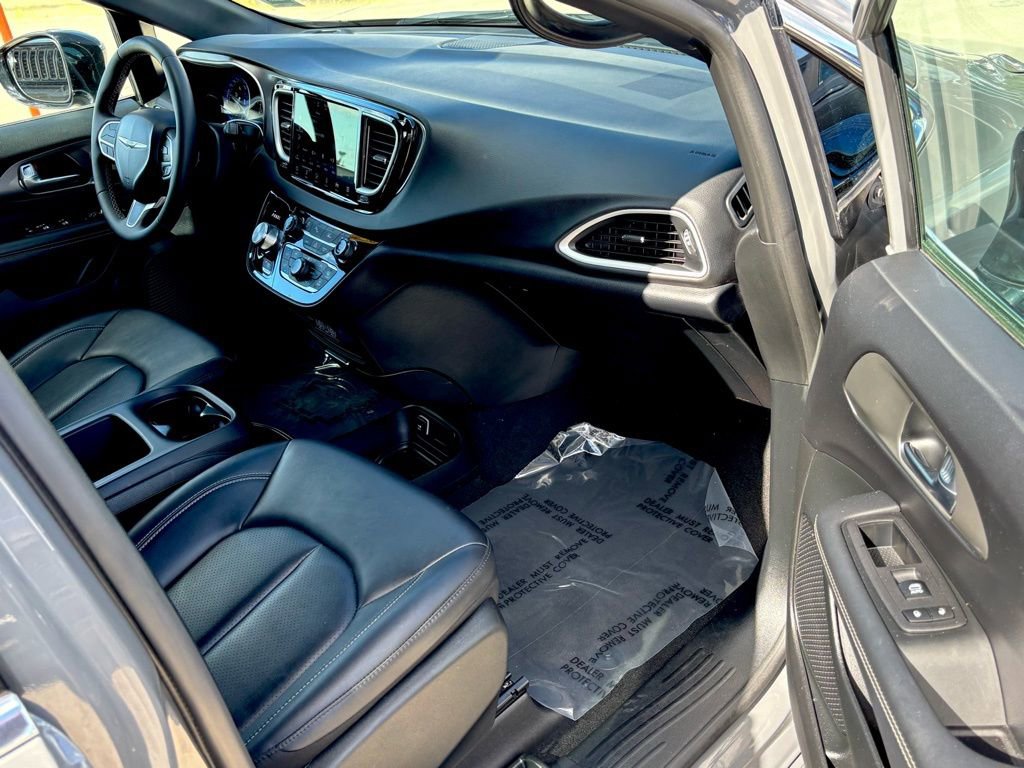 Used 2025 Chrysler Pacifica Select image 27
