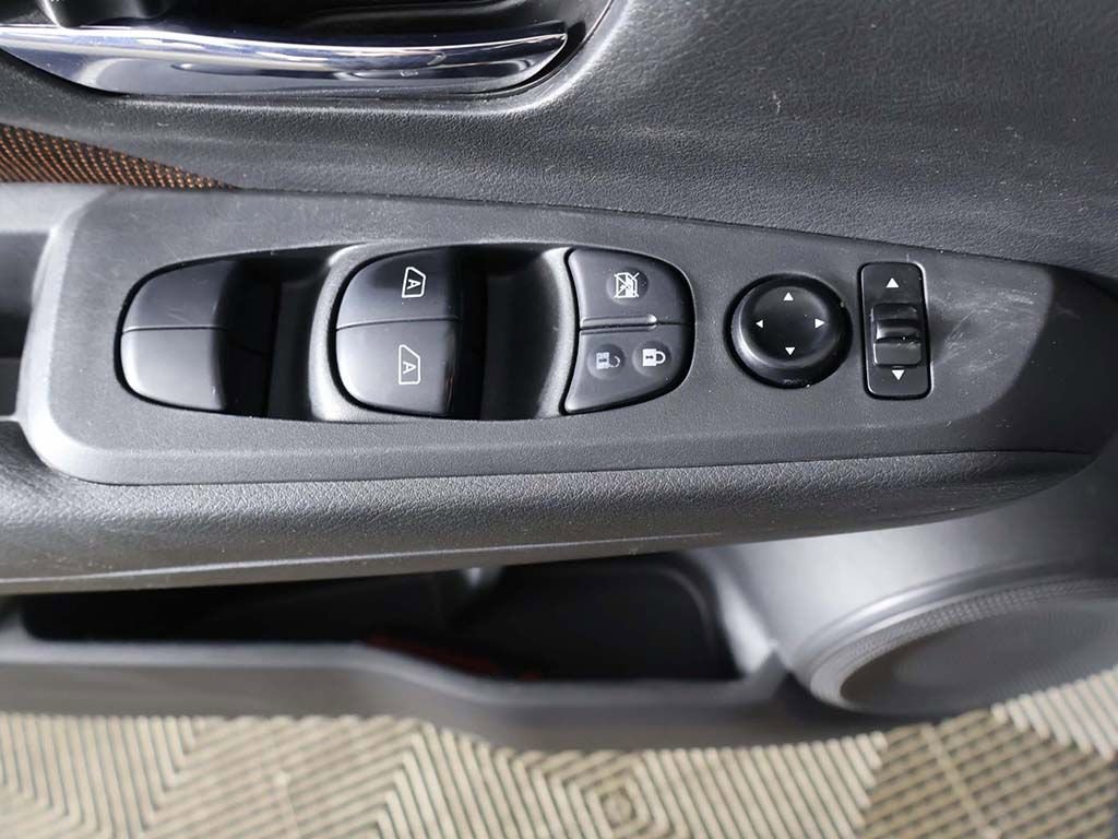 Used 2021 Nissan Kicks SR w/ Exterior Package image 36