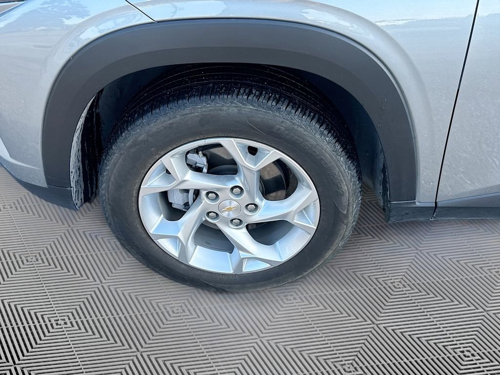 Used 2025 Chevrolet Trax LS w/ LS Convenience Package image 29