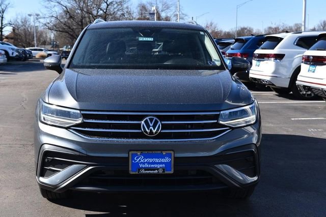 Used 2023 Volkswagen Tiguan SE w/ Panoramic Sunroof Package image 4
