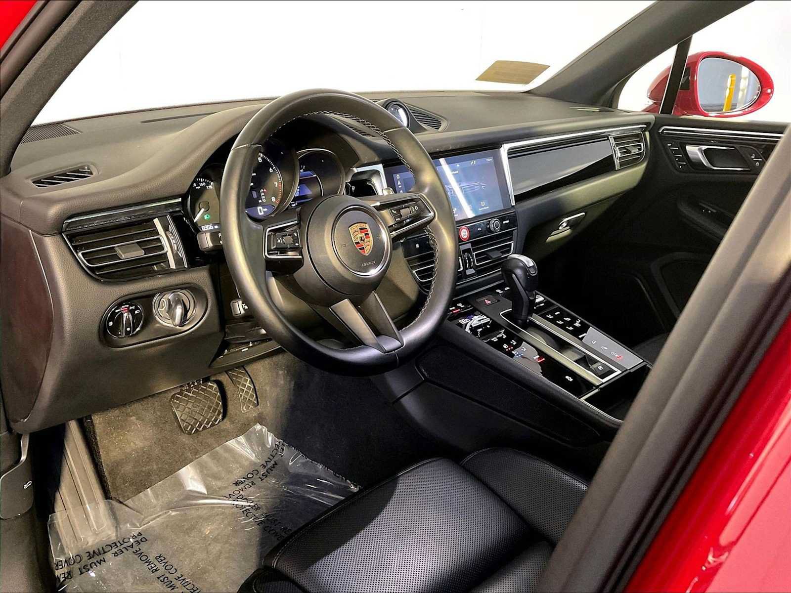 Certified 2023 Porsche Macan AWD/4WD image 4