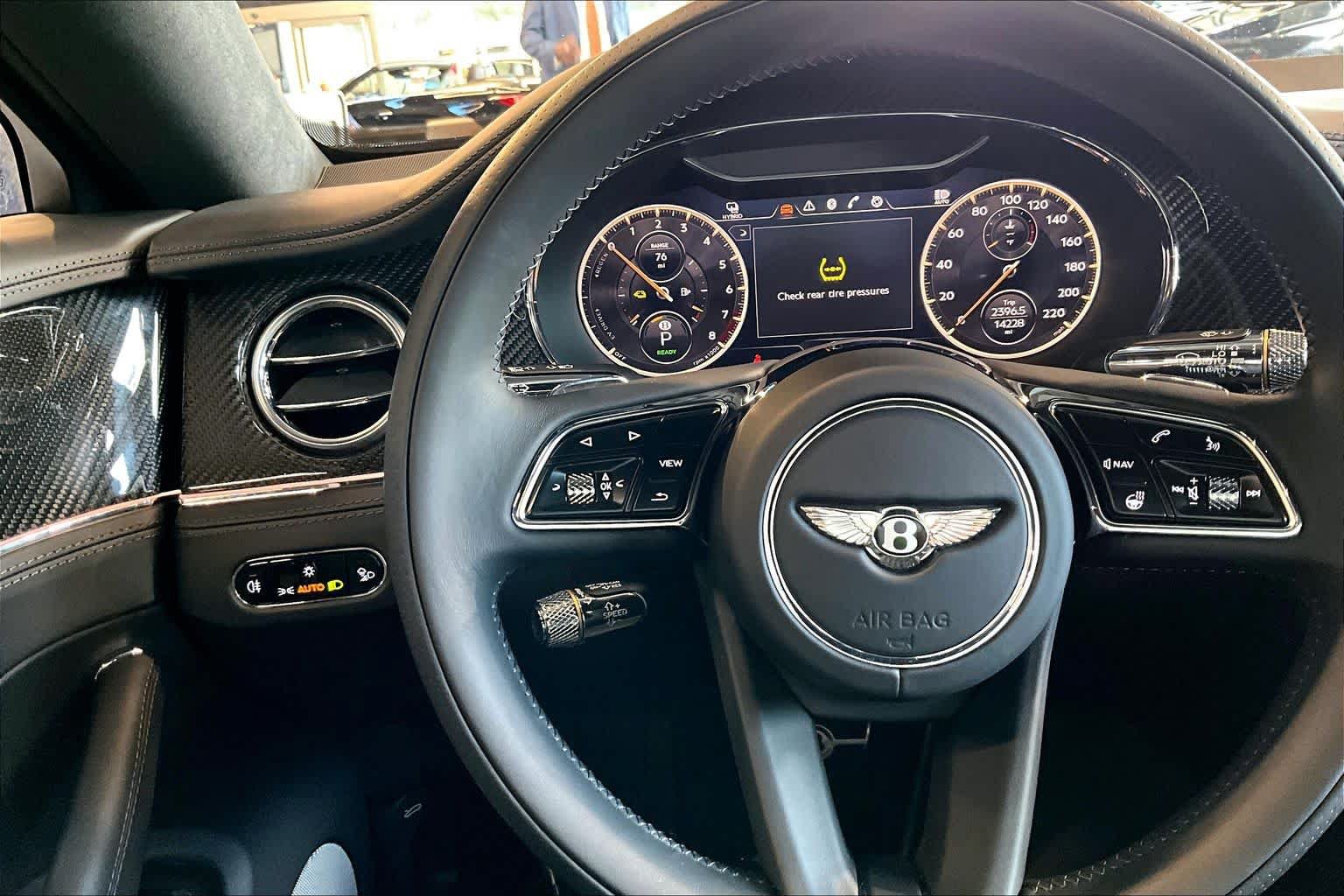 Used 2023 Bentley Flying Spur Plug-In Hybrid AWD/4WD image 24