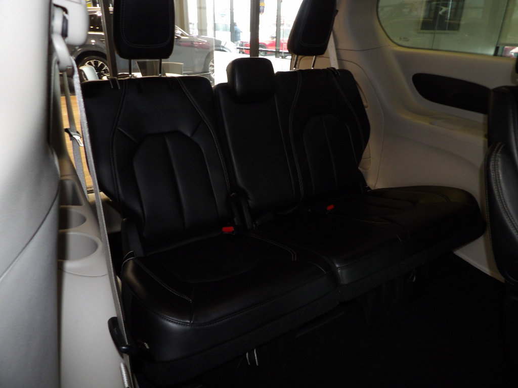 Used 2024 Chrysler Pacifica Touring-L FWD image 17