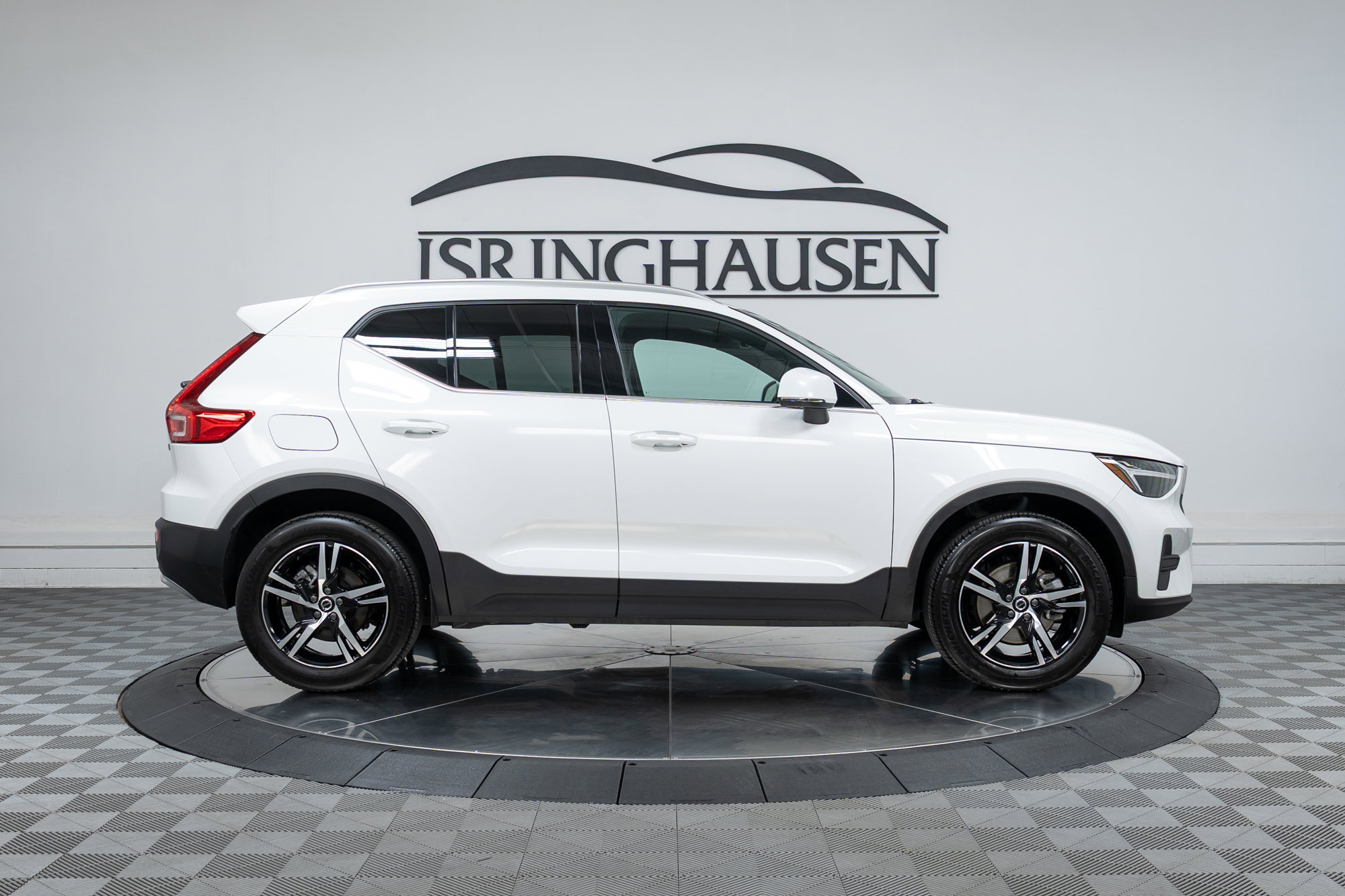 Certified 2025 Volvo XC40 B5 Core image 4