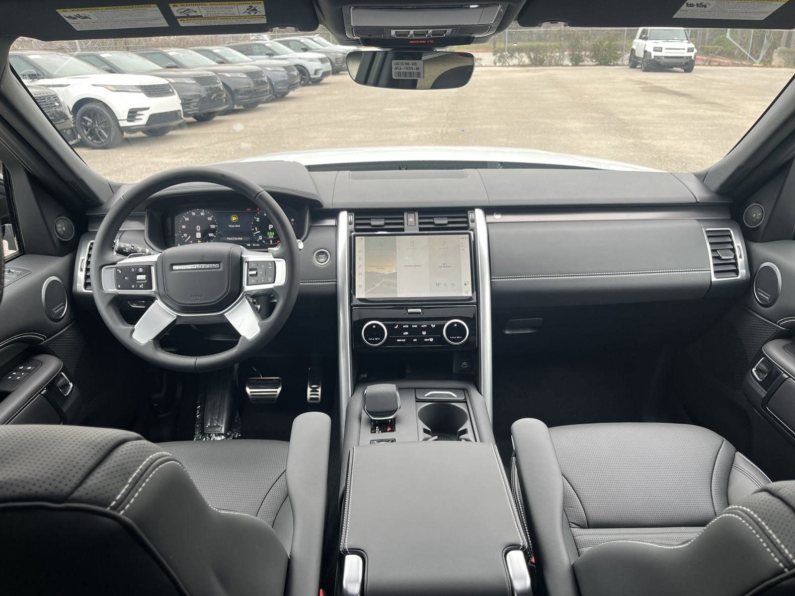 Used 2025 Land Rover Discovery Metropolitan Edition AWD/4WD image 13