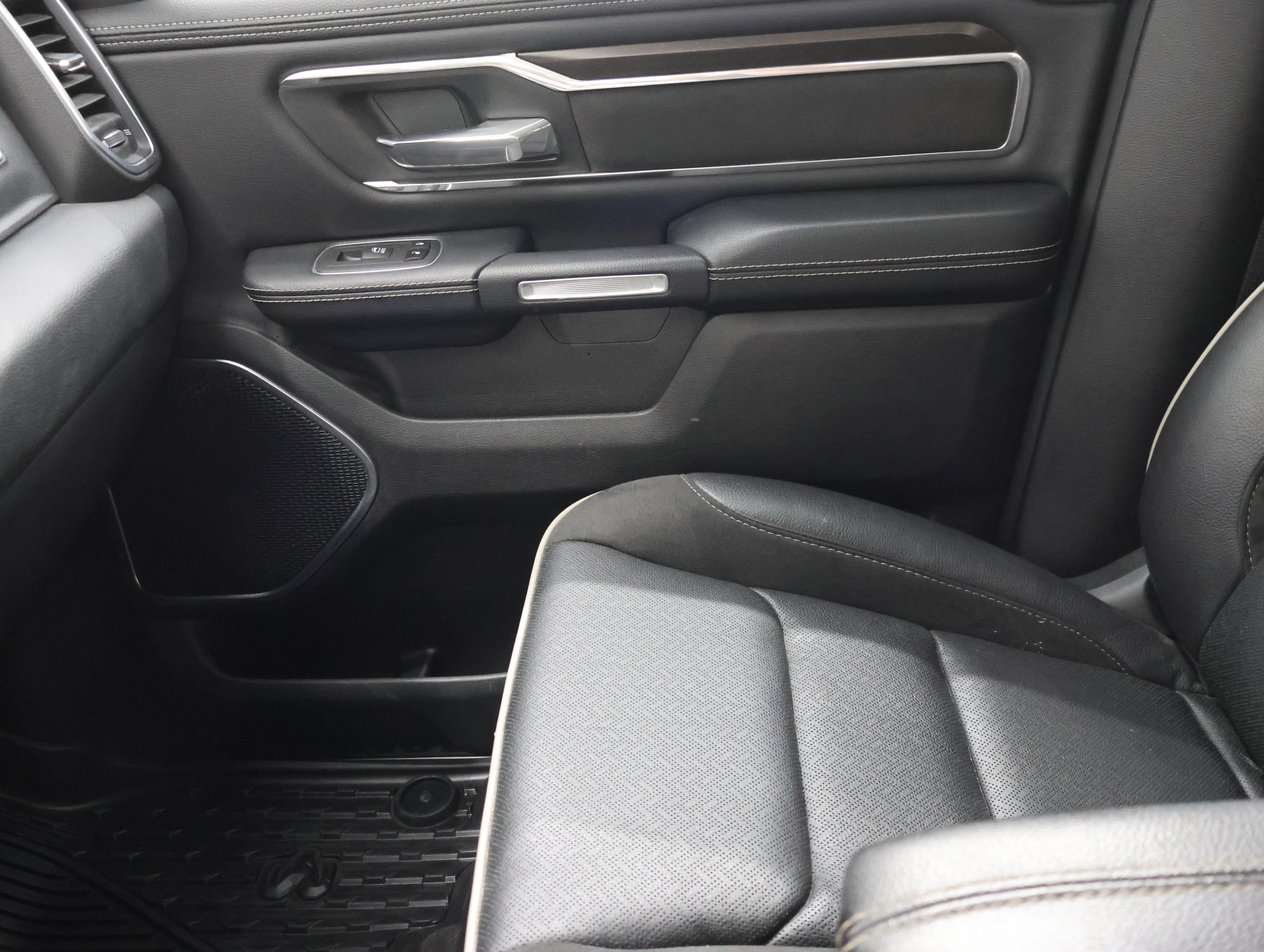 Used 2022 RAM 1500 Laramie AWD/4WD image 13