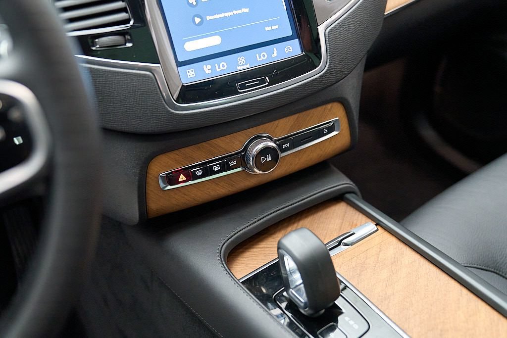 Certified 2025 Volvo XC90 B6 Plus AWD/4WD image 16