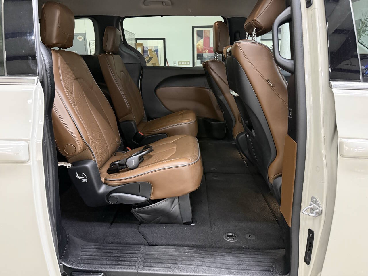 Used 2017 Chrysler Pacifica Limited w/ UConnect Theater Package FWD image 14