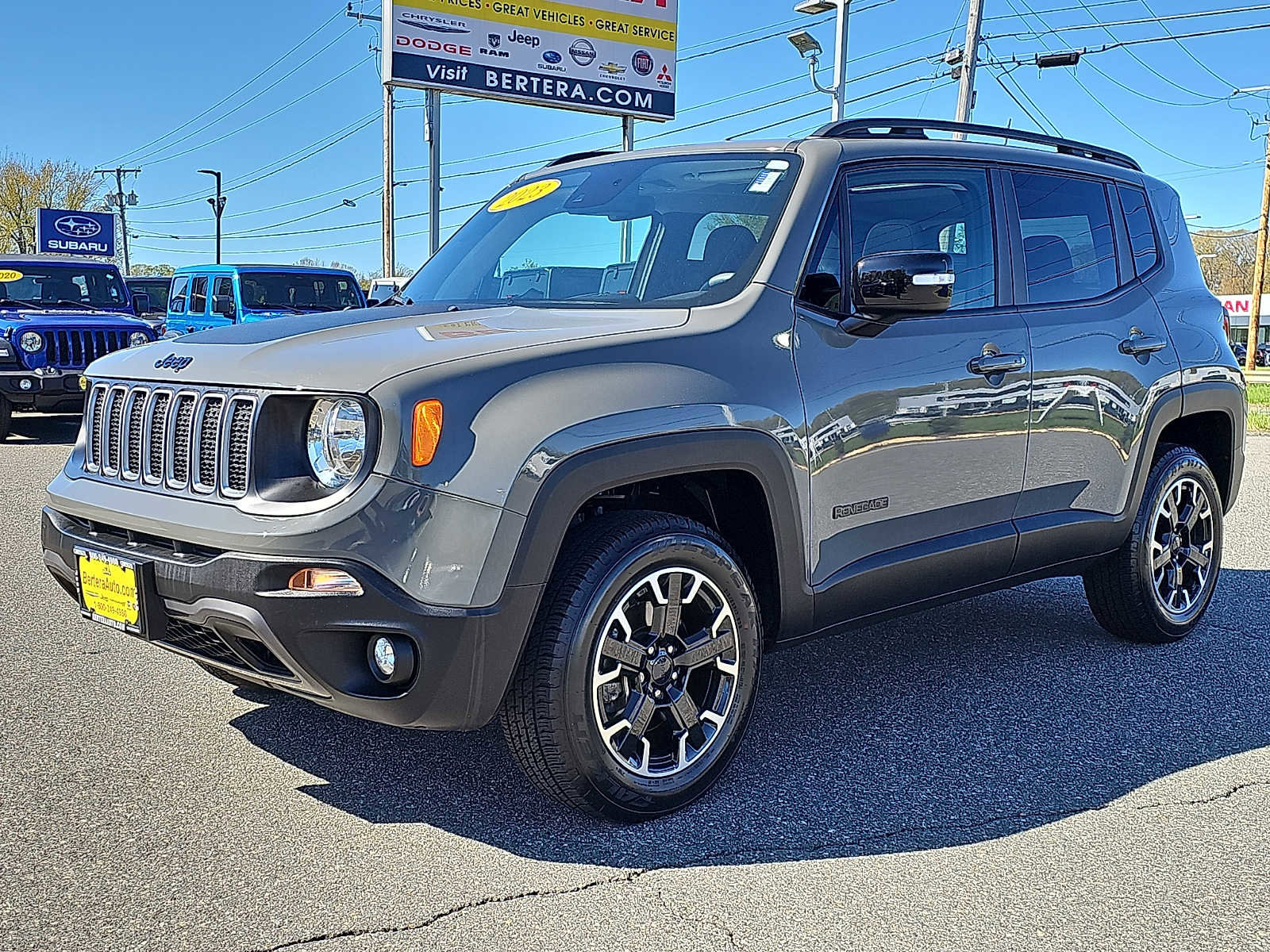 Used 2023 Jeep Renegade Latitude w/ Sun/Sound Group AWD/4WD image 3