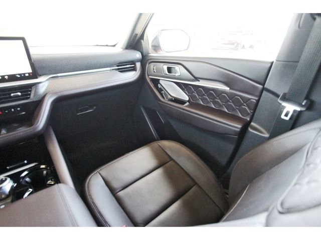 Used 2025 Ford Explorer Platinum w/ Ultimate Package AWD/4WD image 9