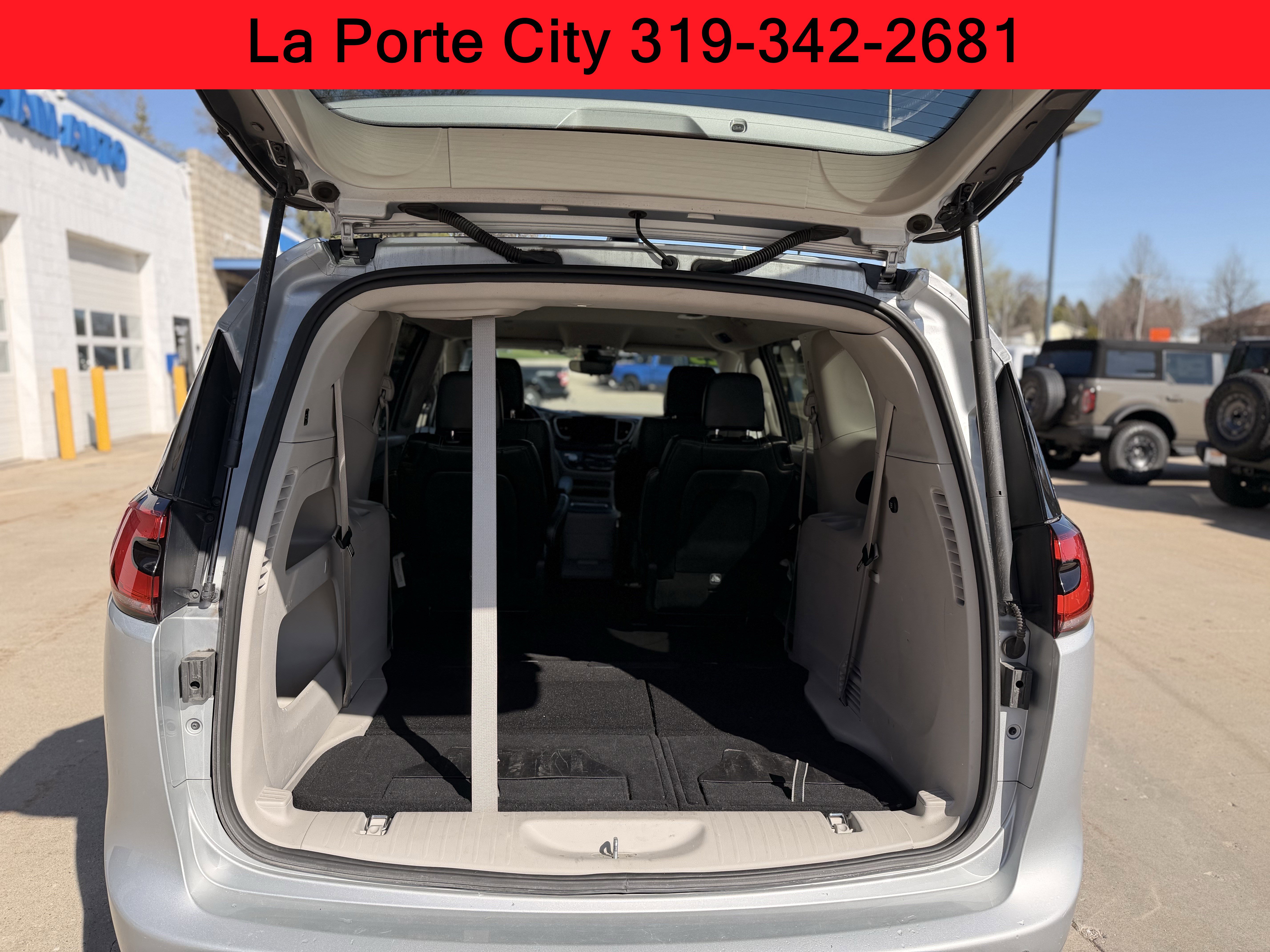 Used 2023 Chrysler Pacifica Touring-L FWD image 14