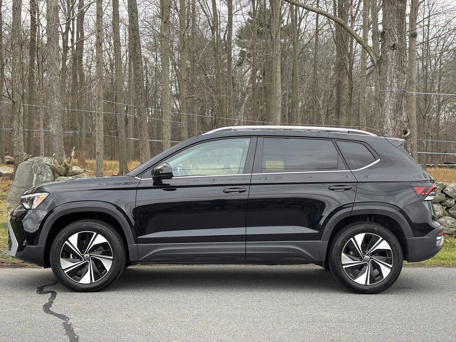 Used 2025 Volkswagen Taos SE w/ Panoramic Sunroof Package image 9