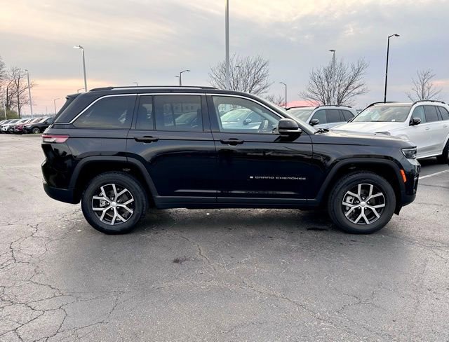 Used 2023 Jeep Grand Cherokee Limited w/ Luxury Tech Group II AWD/4WD image 9