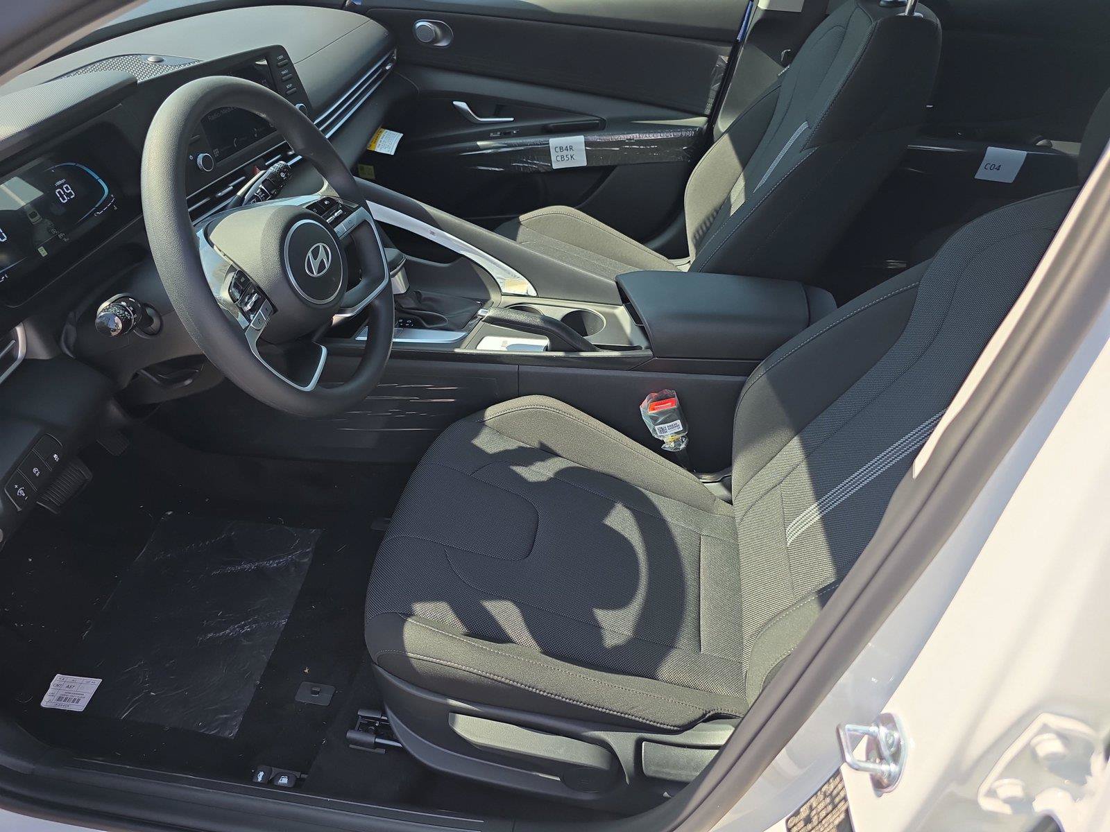 New 2026 Hyundai Elantra SE FWD image 3