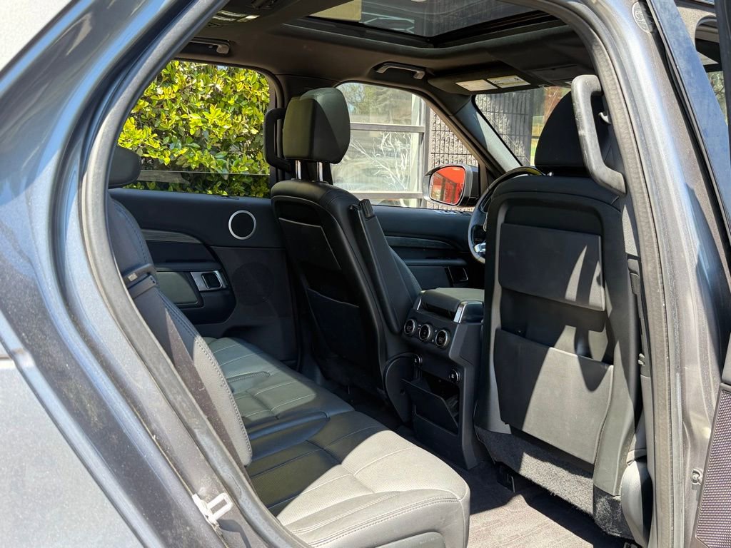 Used 2018 Land Rover Discovery HSE image 38