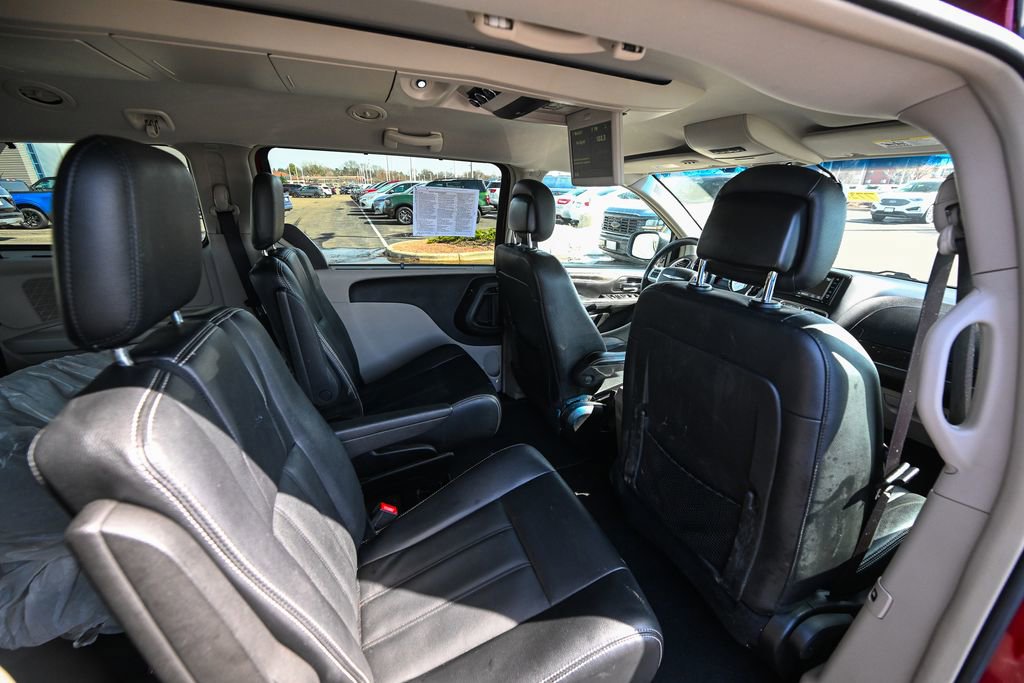 Used 2016 Chrysler Town & Country Touring w/ Driver Convenience Group image 28