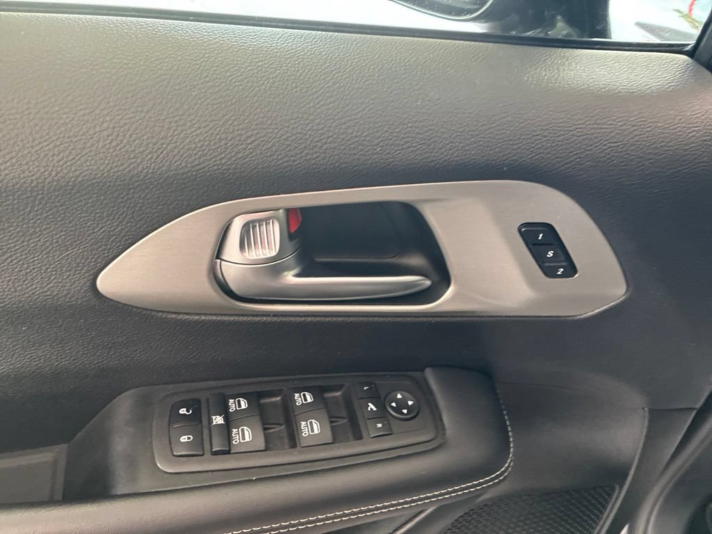 Used 2023 Chrysler Pacifica Limited w/ S Appearance Package FWD image 15