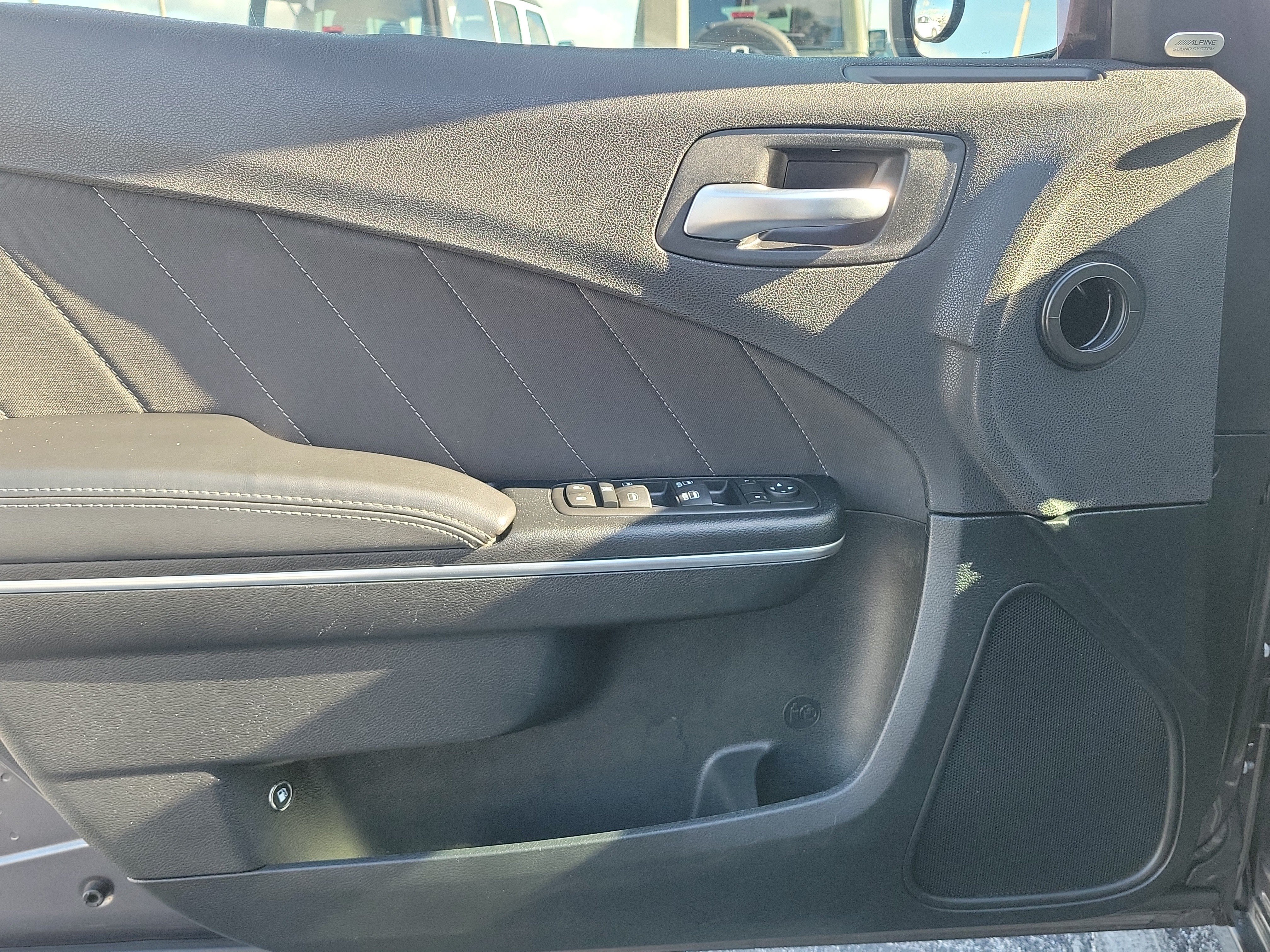 Used 2016 Dodge Charger SXT RWD image 11