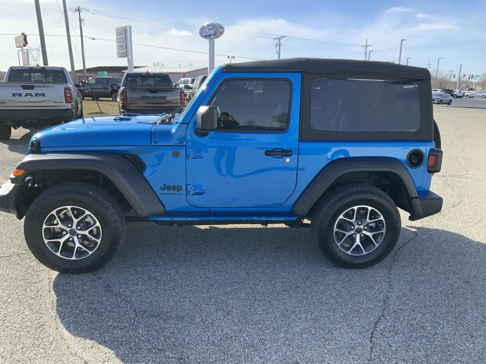 Used 2025 Jeep Wrangler Sport image 7