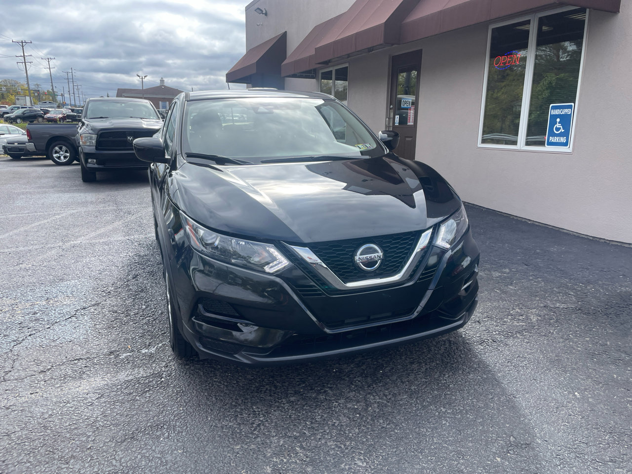 Used 2022 Nissan Rogue Sport S image 2