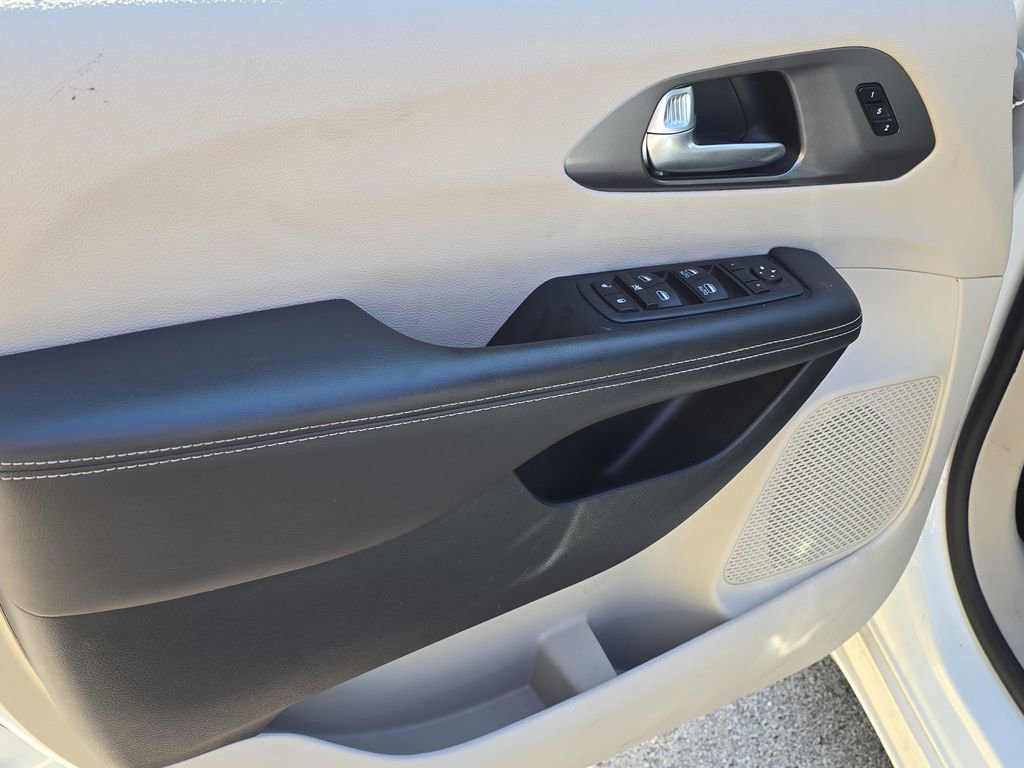 Used 2024 Chrysler Pacifica Touring-L FWD image 20