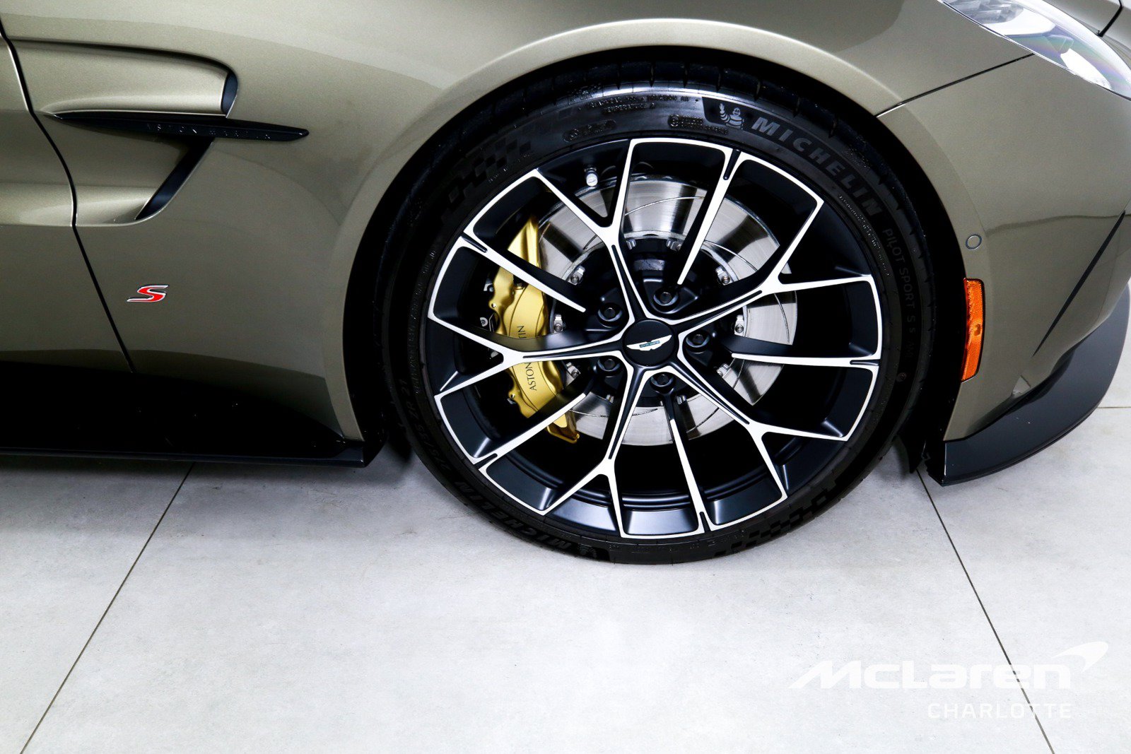 Used 2026 Aston Martin V8 Vantage S RWD image 26