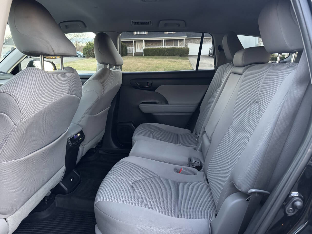 Used 2023 Toyota Highlander L image 19