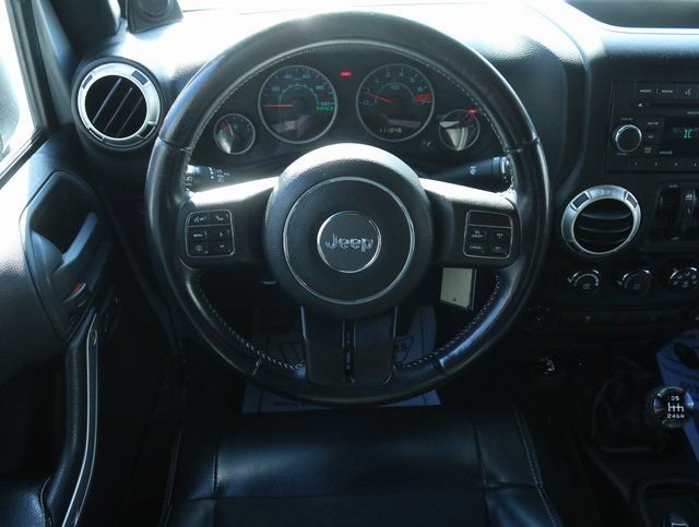Used 2012 Jeep Wrangler Unlimited Rubicon image 16