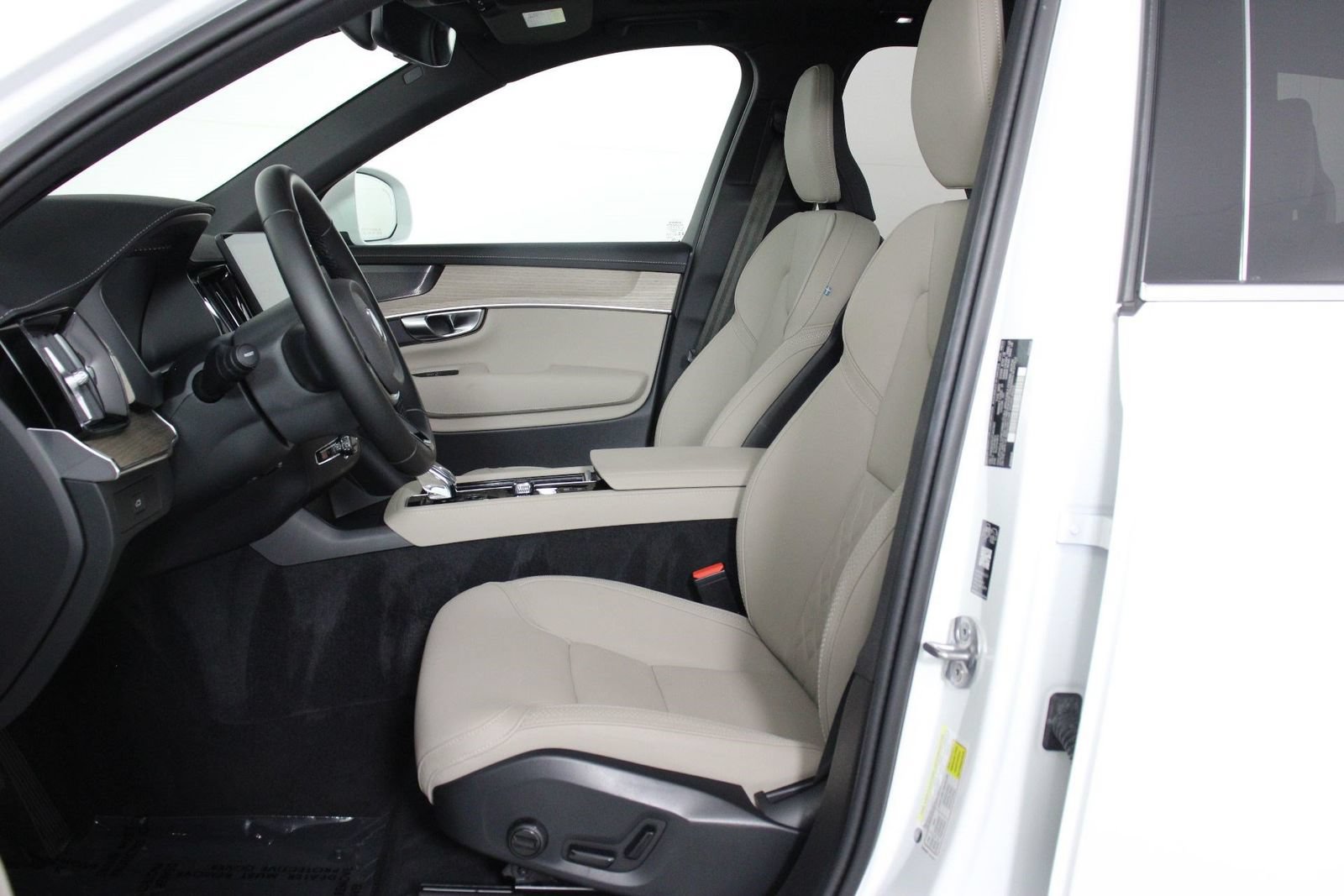 Certified 2026 Volvo XC90 B6 Plus w/ Protection Package Premier AWD/4WD image 31