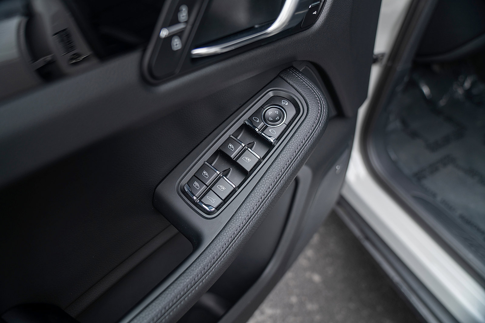Certified 2026 Porsche Macan AWD/4WD image 18