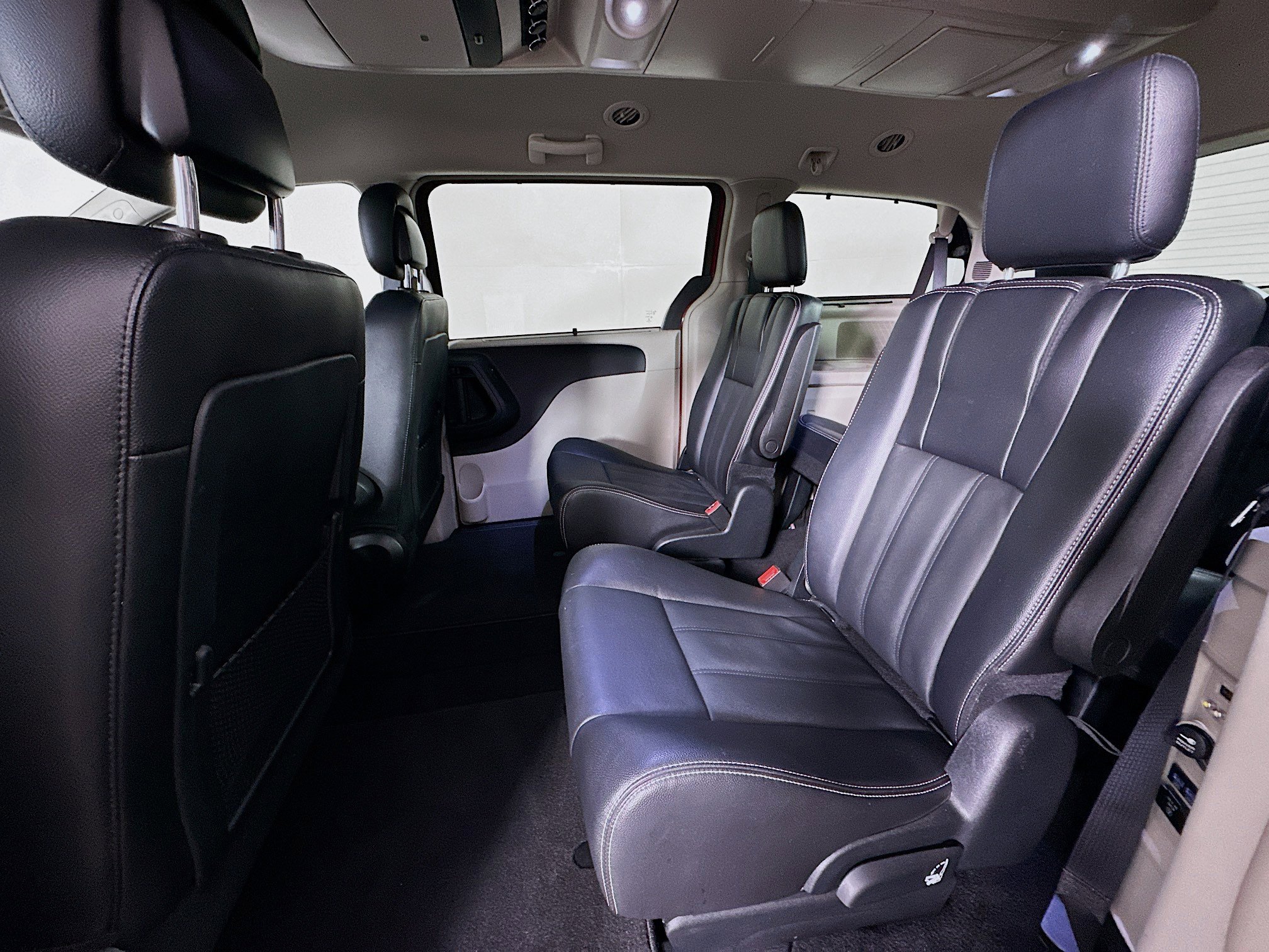Used 2014 Chrysler Town & Country Touring FWD image 26
