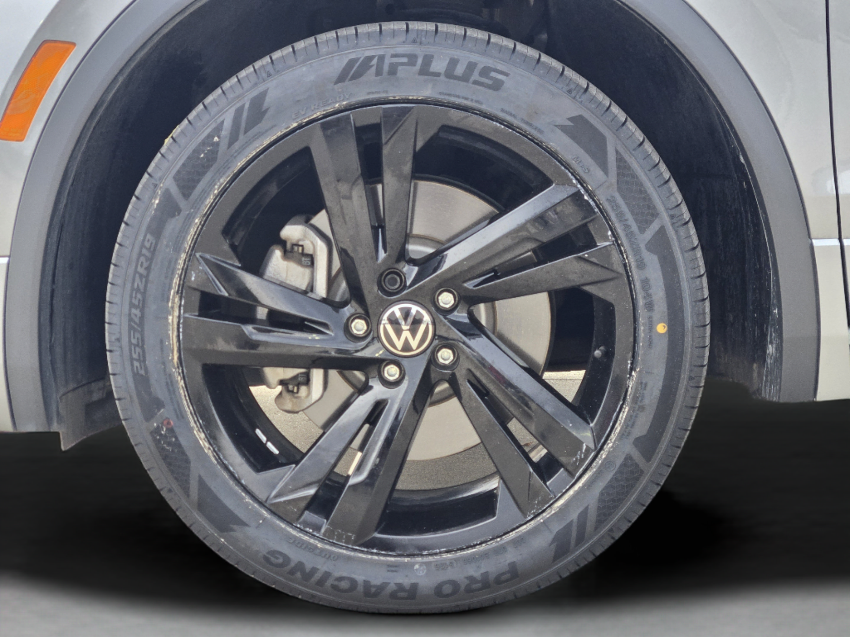 Used 2024 Volkswagen Tiguan SE R-Line FWD image 31