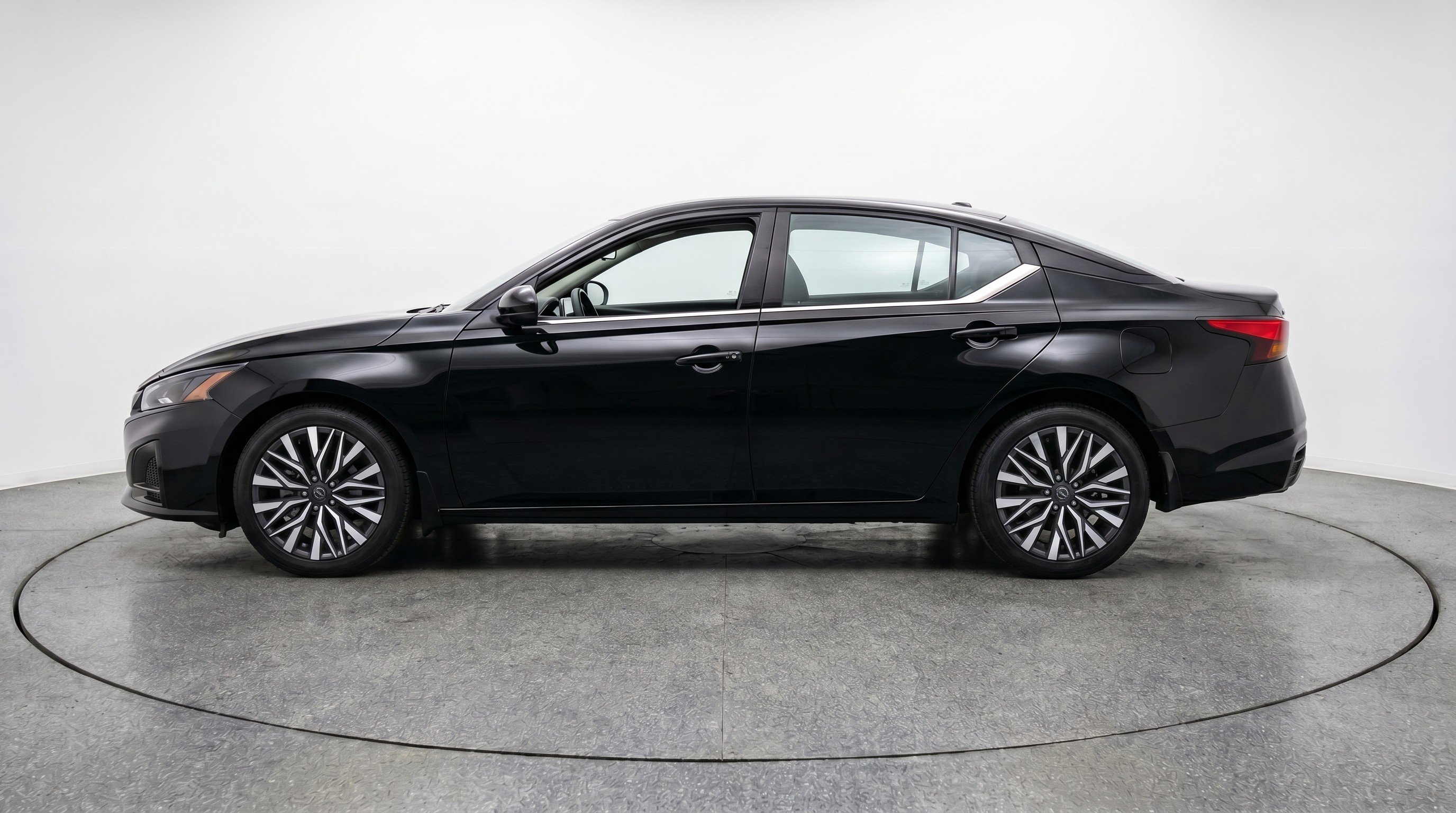 Used 2025 Nissan Altima 2.5 SV FWD image 5