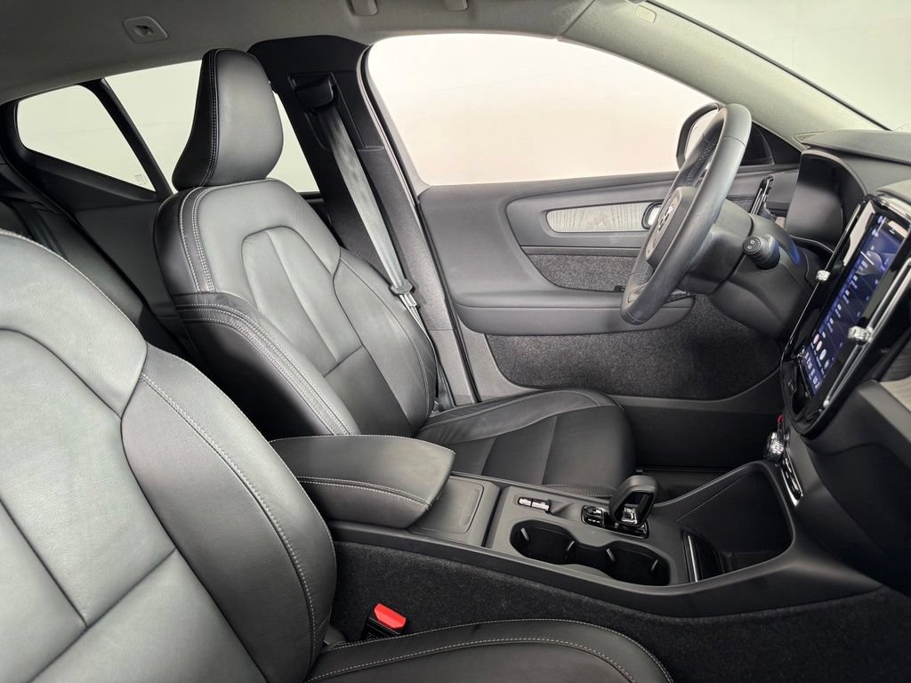 Certified 2023 Volvo XC40 B5 Core w/ Convenience Package AWD/4WD image 2