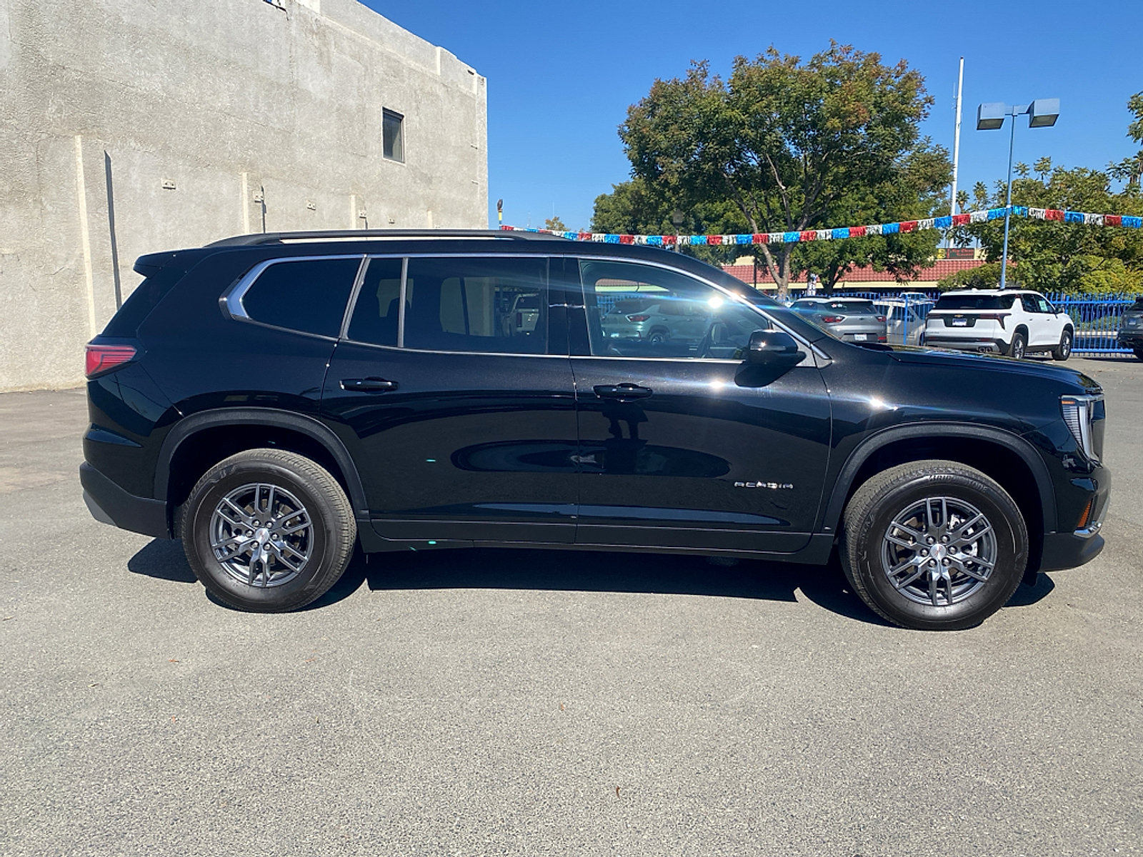 Used 2025 GMC Acadia Elevation AWD/4WD image 4