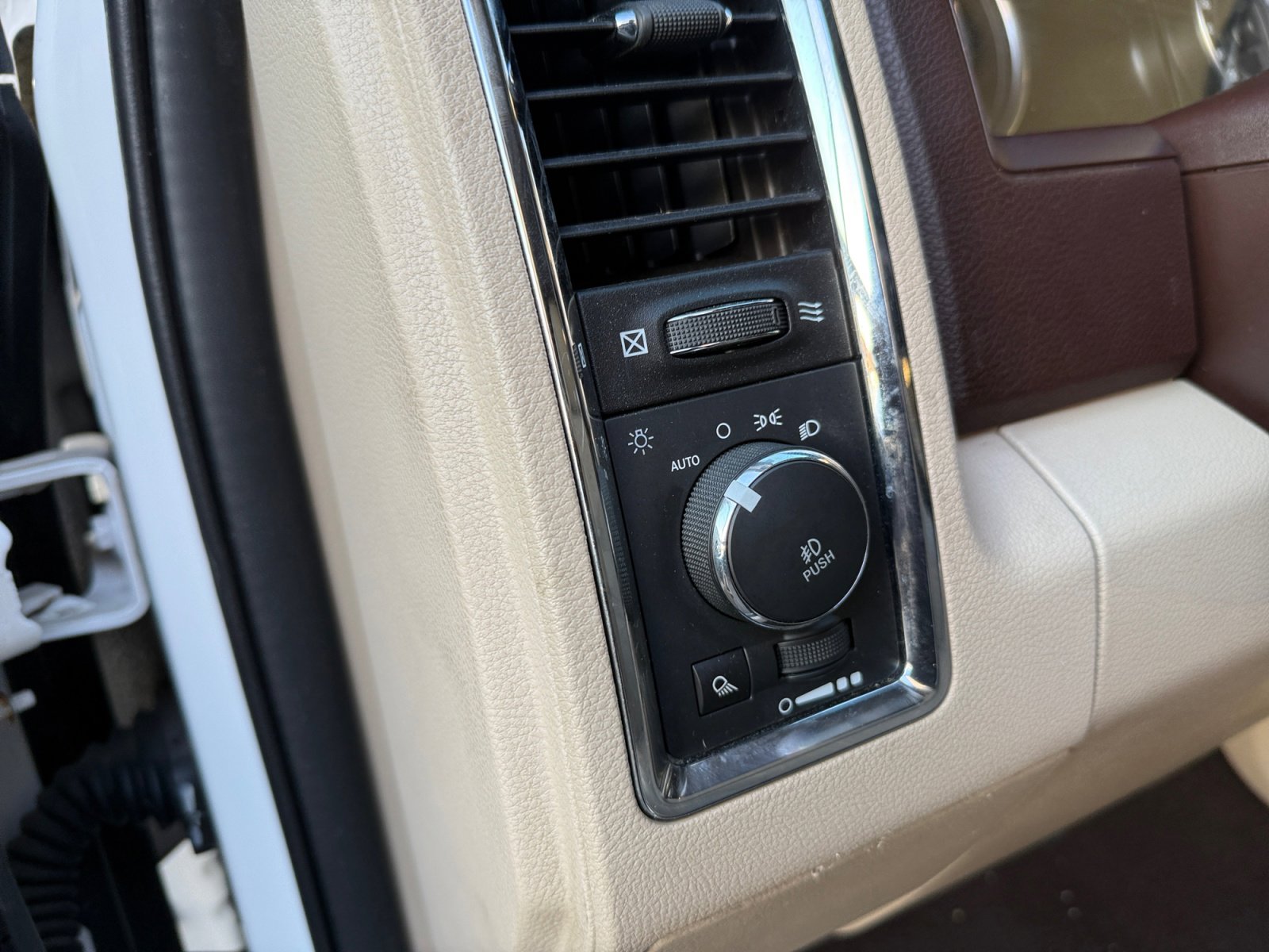 Used 2017 RAM 1500 Laramie AWD/4WD image 15