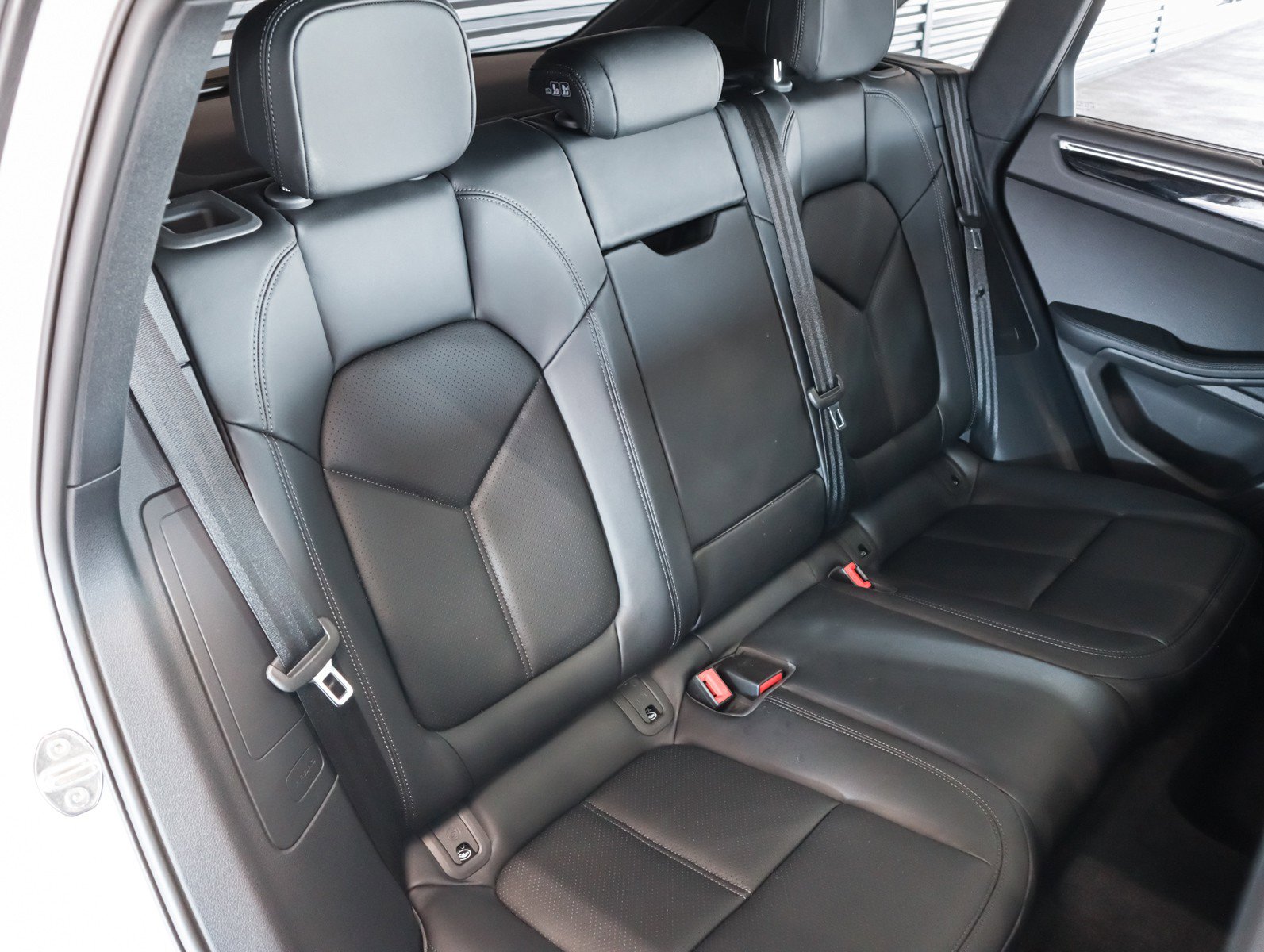 Certified 2024 Porsche Macan image 6