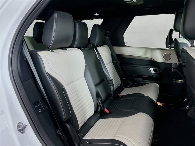 Certified 2023 Land Rover Discovery Metropolitan Edition image 30