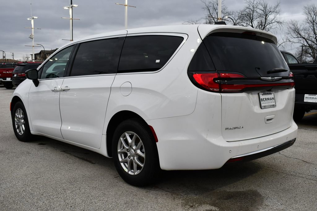 New 2026 Chrysler Pacifica Select image 4