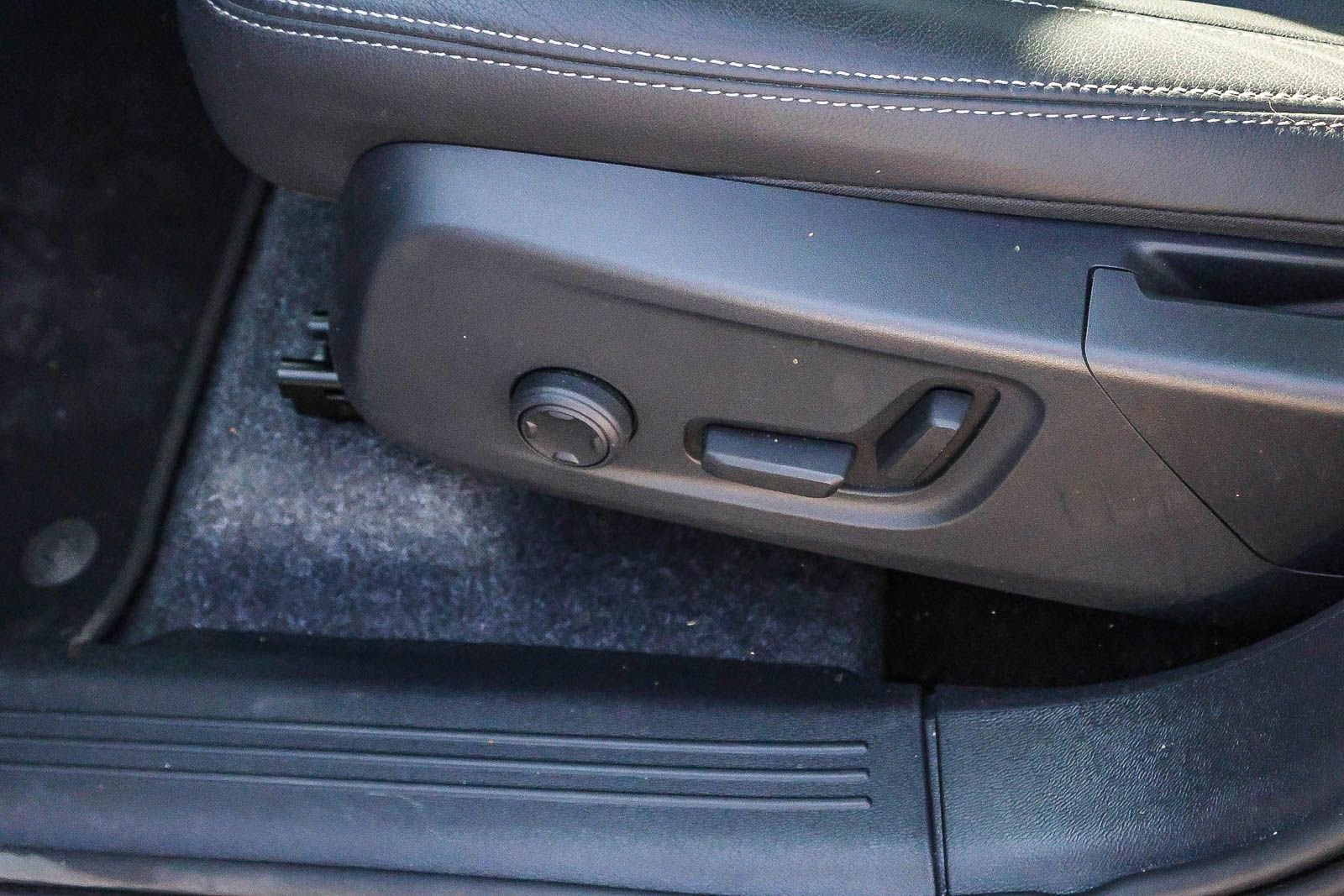 Used 2025 Volvo XC40 B5 Core image 32