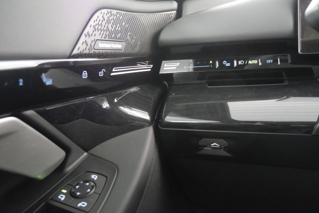 Used 2025 BMW 530i xDrive w/ Premium Package image 20