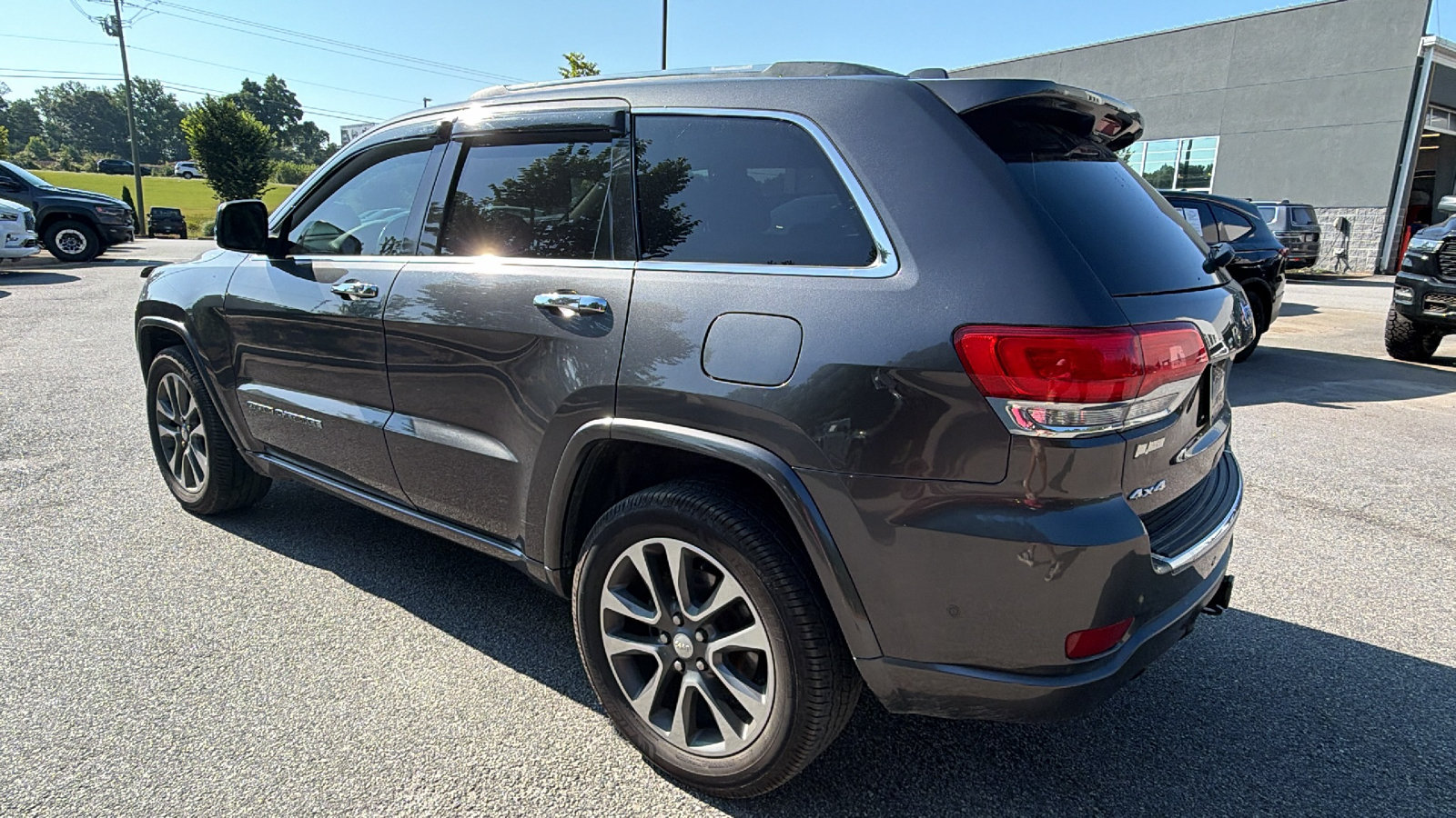 Used 2017 Jeep Grand Cherokee Overland w/ Jeep Active Safety Group AWD/4WD image 10
