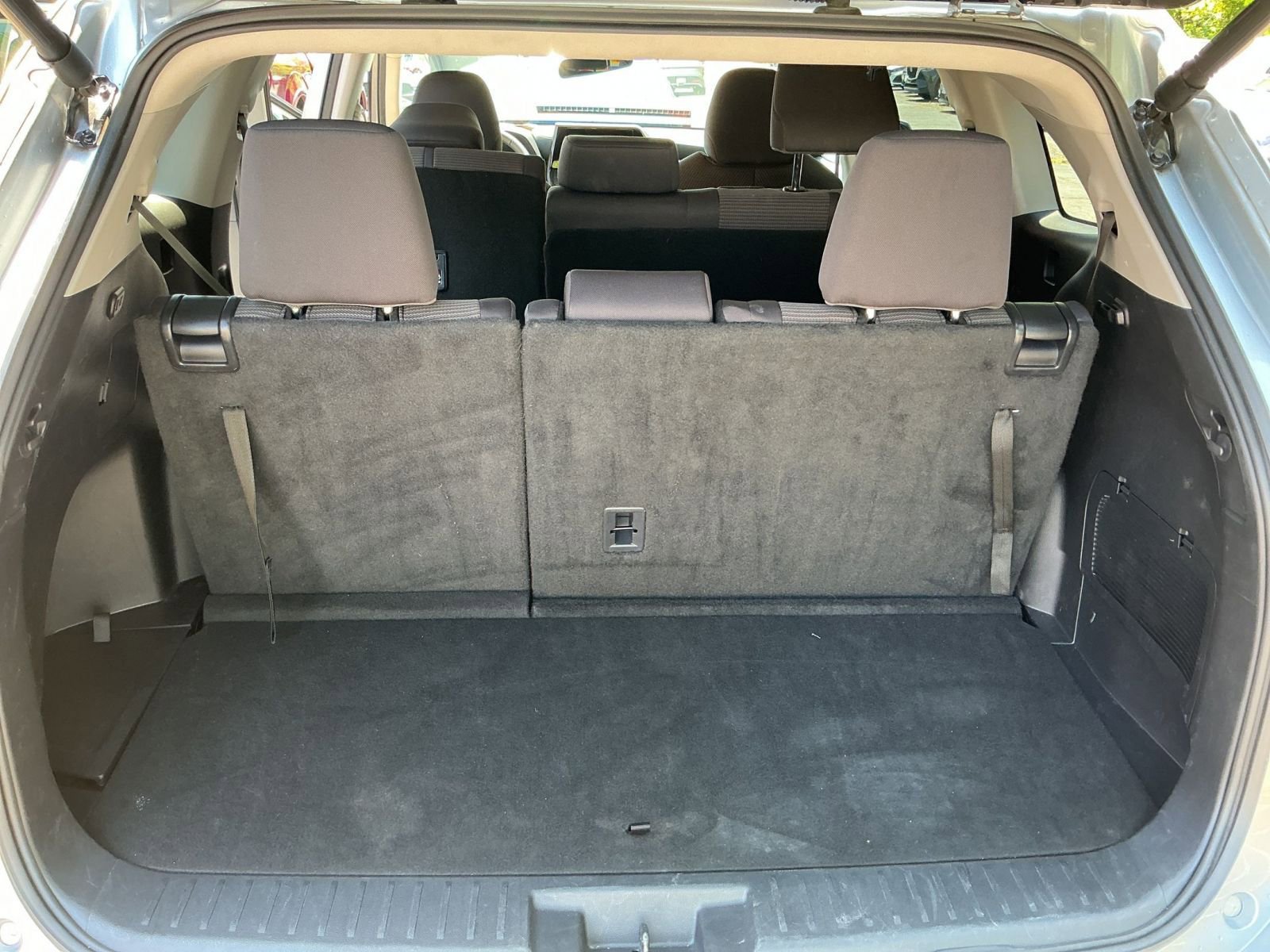 Used 2025 Toyota Highlander LE FWD image 29