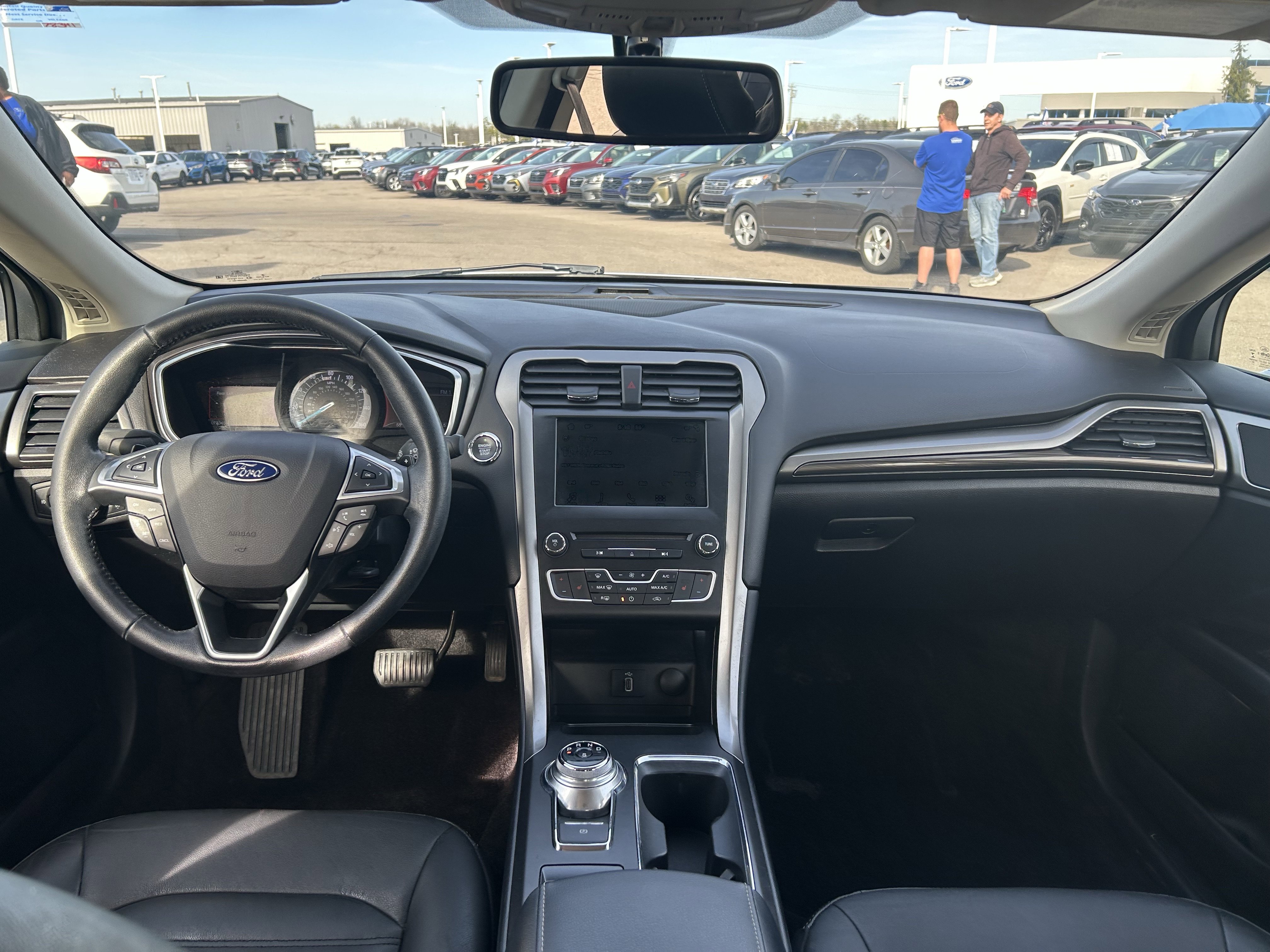 Used 2017 Ford Fusion SE w/ Fusion SE Technology Package image 9