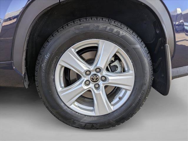 Used 2021 Toyota Highlander LE AWD/4WD image 26