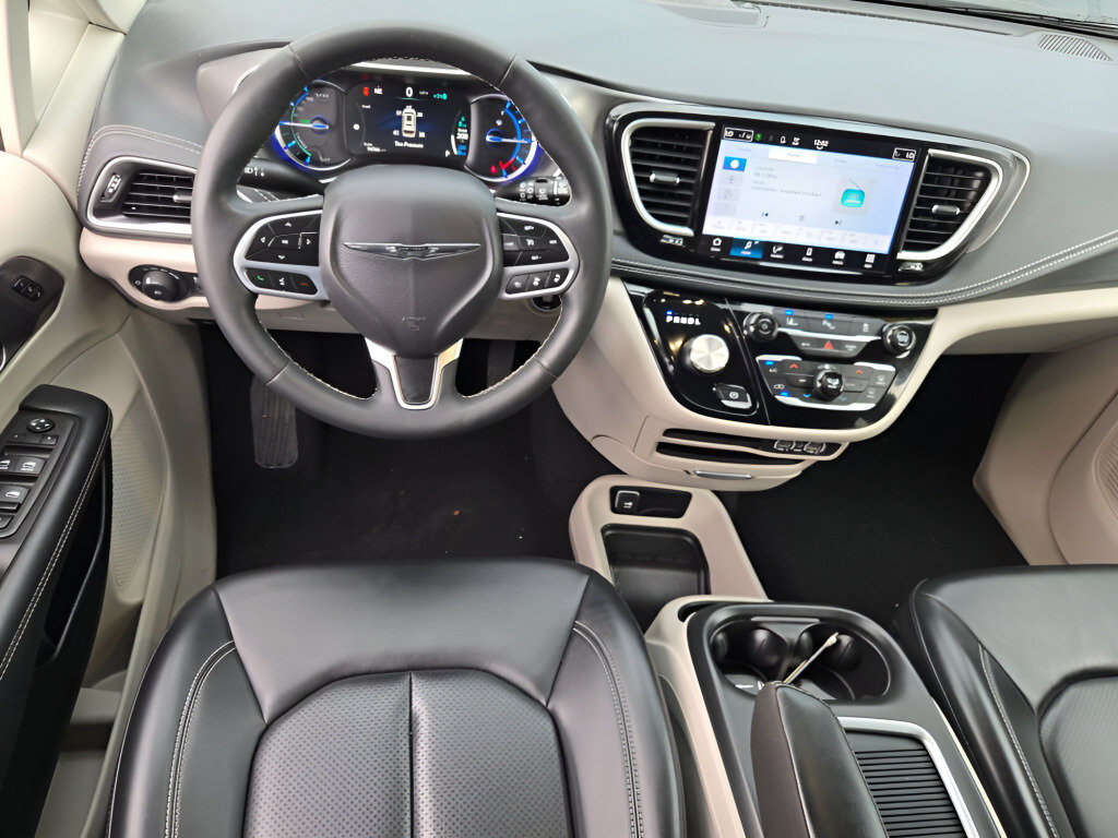 Used 2023 Chrysler Pacifica Touring-L FWD image 23